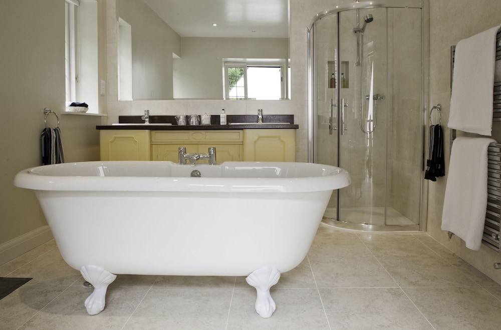 Suite, 1 King Bed (Whitwell) photo 3
