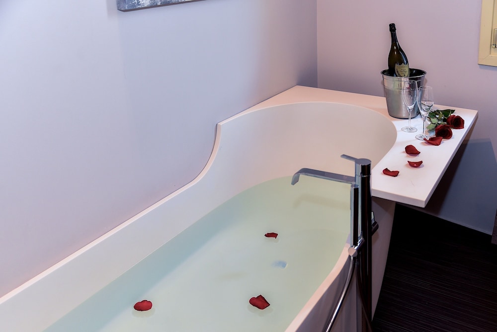 Luxury Suite, 1 Bedroom, Balcony - Photo 16