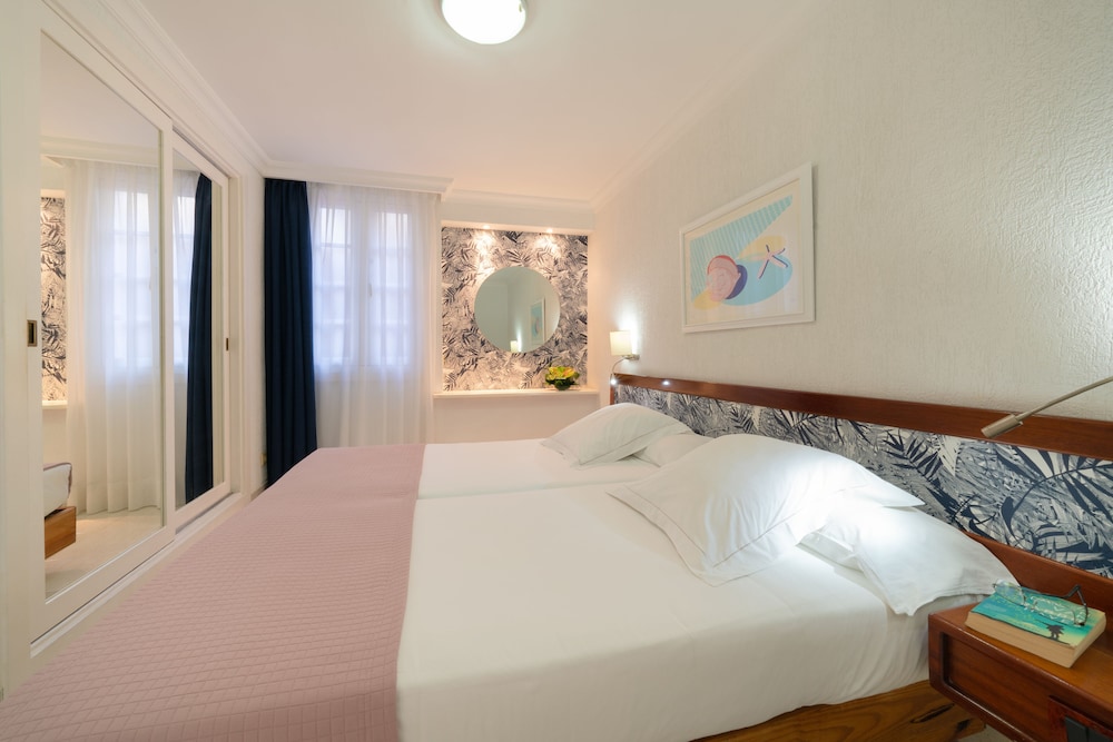 One-bedroom apartment with A/C, balcony (3 adults)