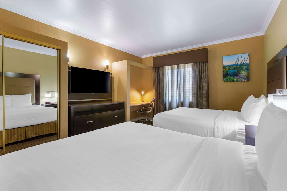 Suite, 2 Queen Beds, Non Smoking, Jetted Tub (with Sofabed) photo 2