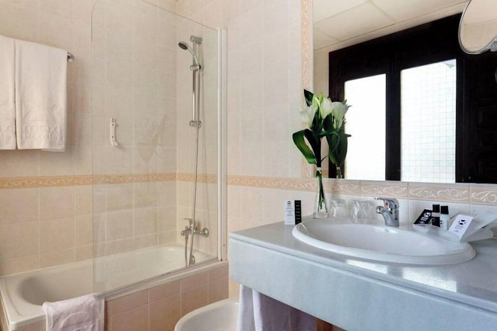 Classic Twin Room - Photo 2