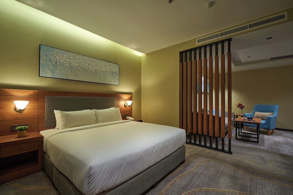 Deluxe Suite, 1 King Bed, Private Bathroom