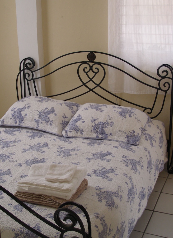 Basic Apartment, 1 Queen Bed, Private Bathroom