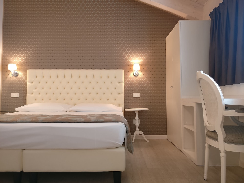 Standard Double or Twin Room, 2 Bedrooms, Tower photo 2