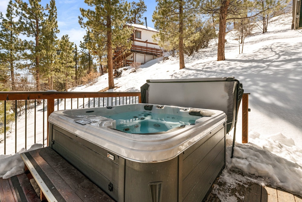 Cabin, Multiple Beds, Hot Tub, Mountain View photo 3