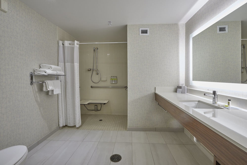 Room, 2 Queen Beds, Roll-in Shower, Non Smoking (Communications, Roll-In Shower) - Photo 4