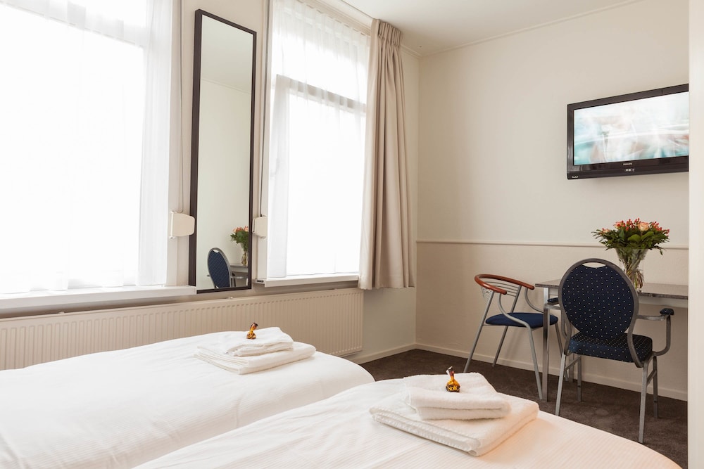 Small double room photo 2