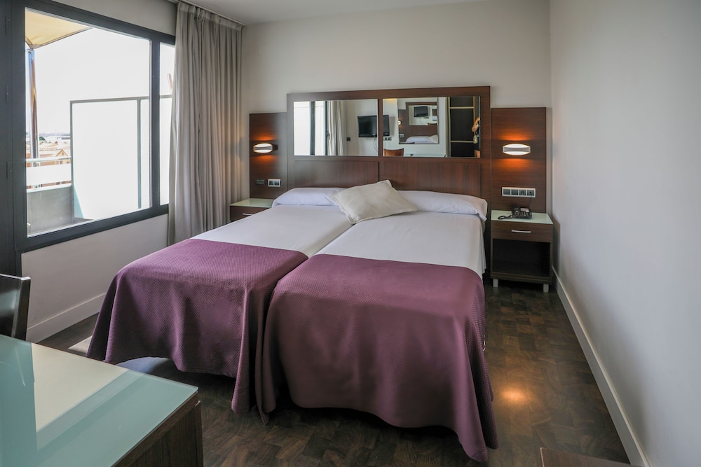 Standard Double Room - Photo 10