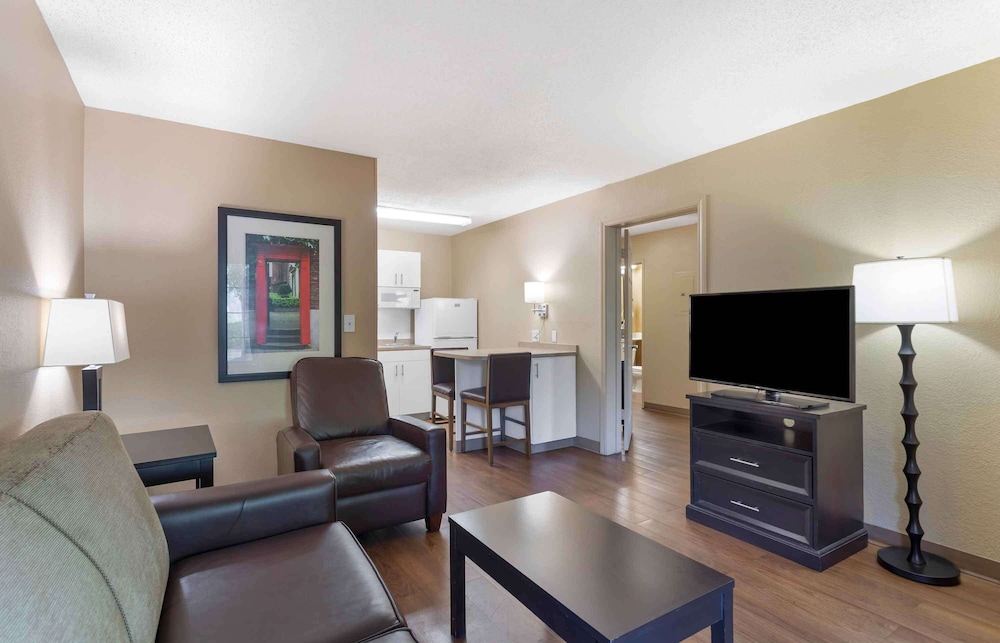 Suite, 1 King Bed, Non Smoking - Photo 3