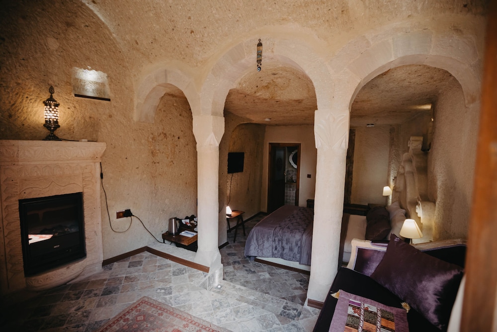 104 - EARTHENWARE CAVE SUITE photo 3