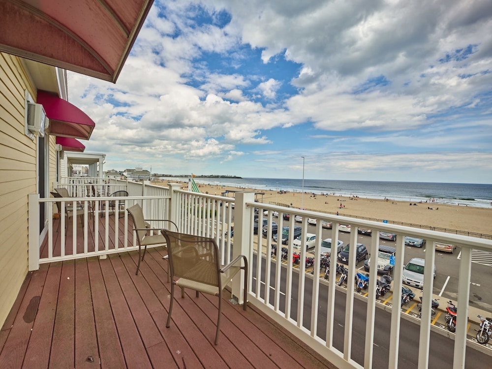 Standard Room, 1 King Bed, Balcony, Ocean View photo 2