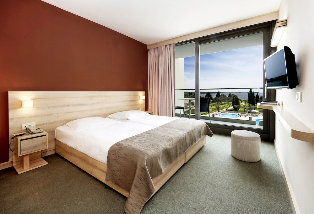 Superior Room, Balcony, Sea View thumbnail 5