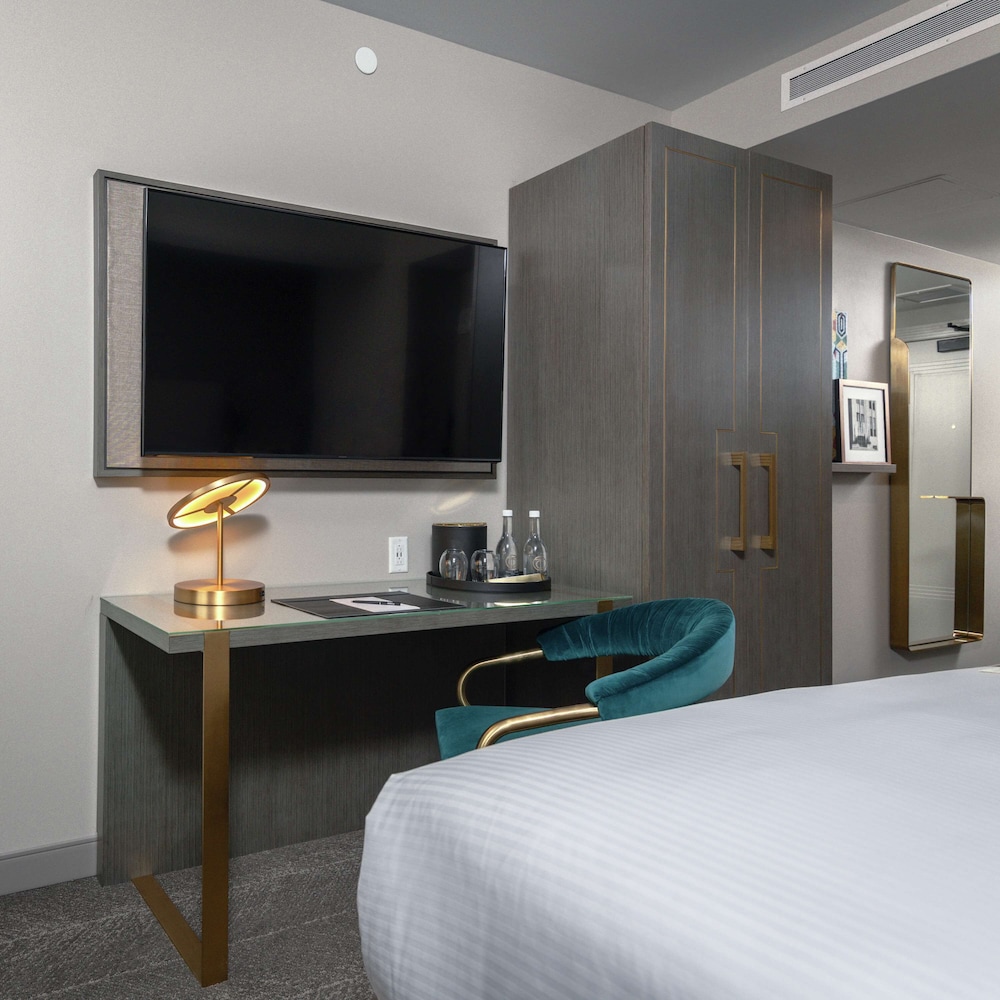 Room, 1 Queen Bed (Petite) - Photo 2