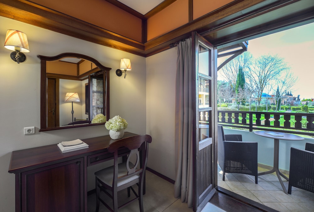 Family Two Bedroom Suite - Photo 9