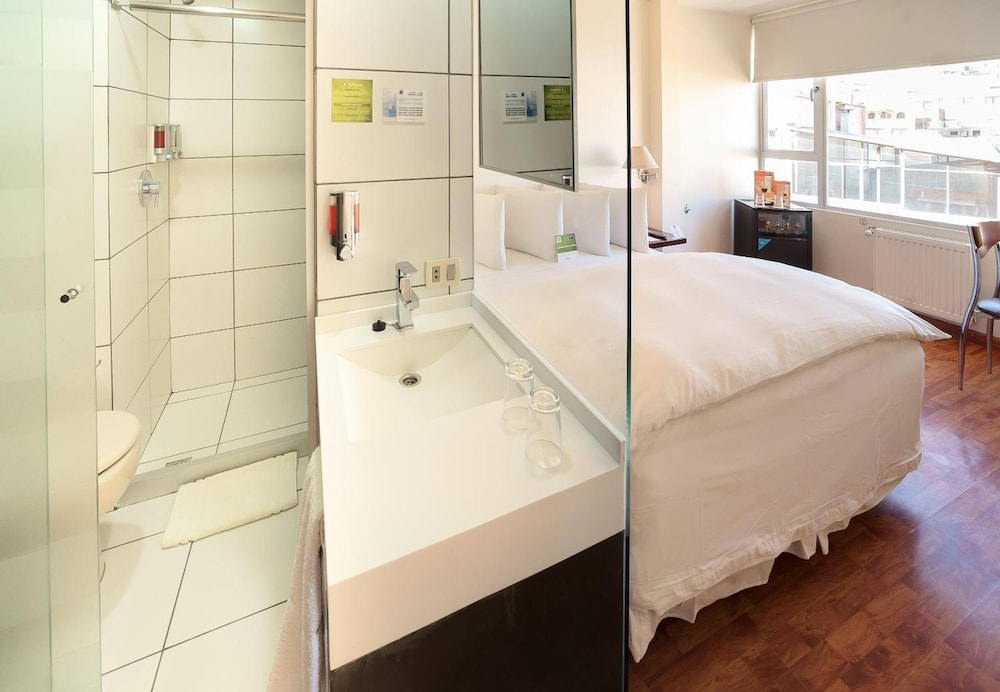 Standard Room, 1 Queen Bed - Photo 3