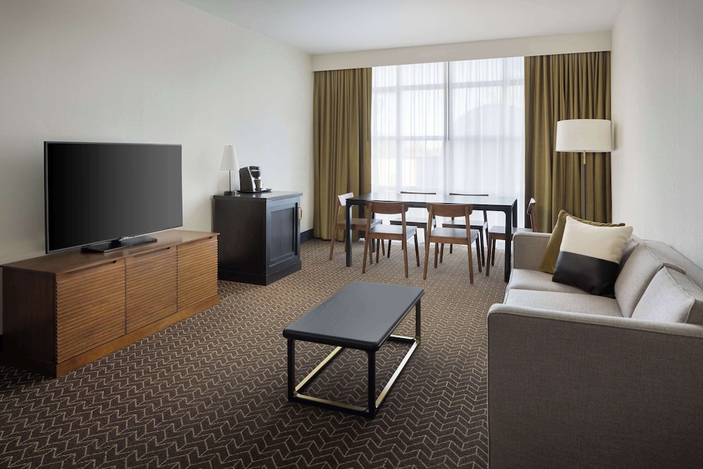 Two Room Conference Suite, 1 King Bed - Photo 4