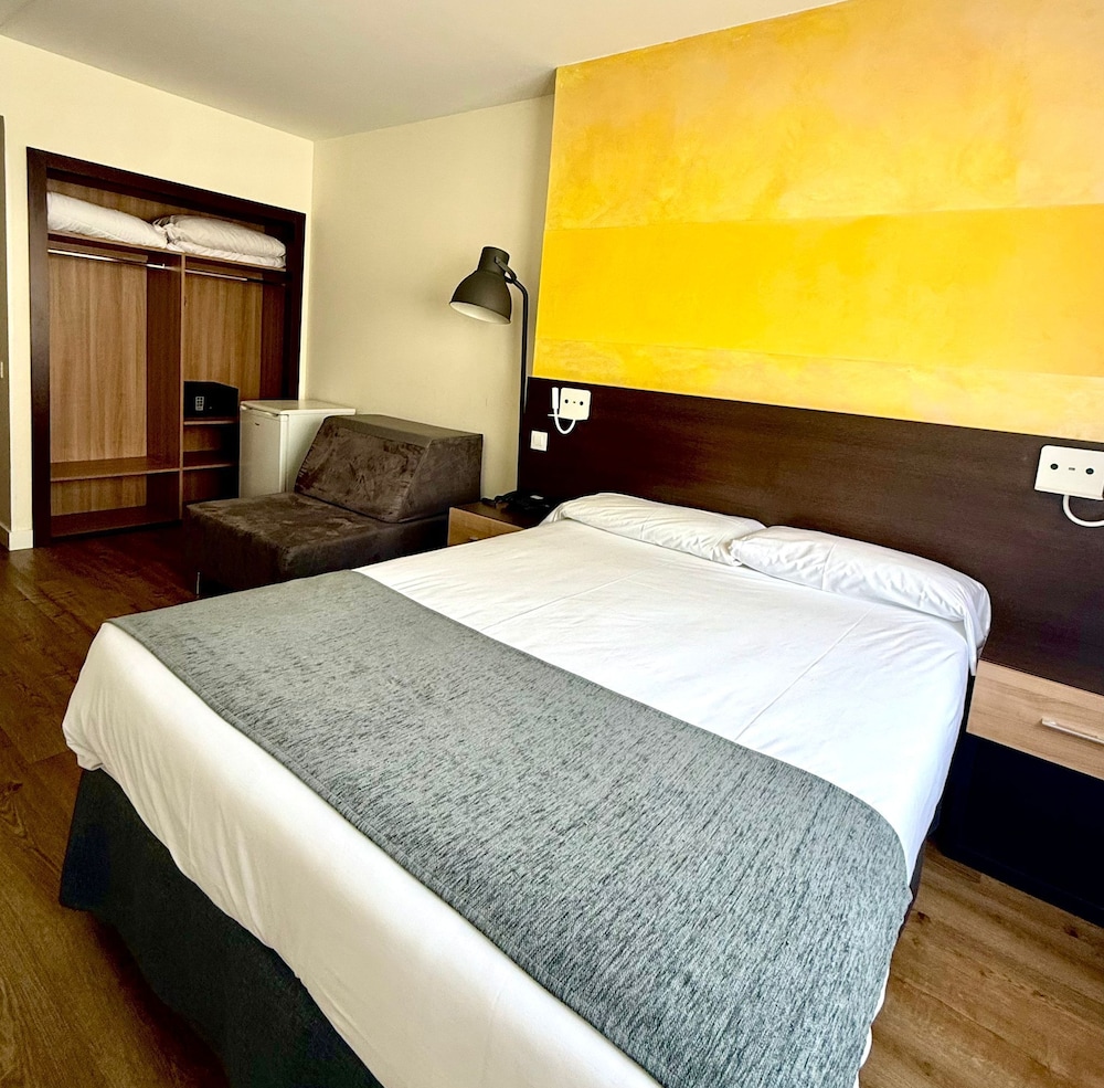 Economy Room thumbnail 6