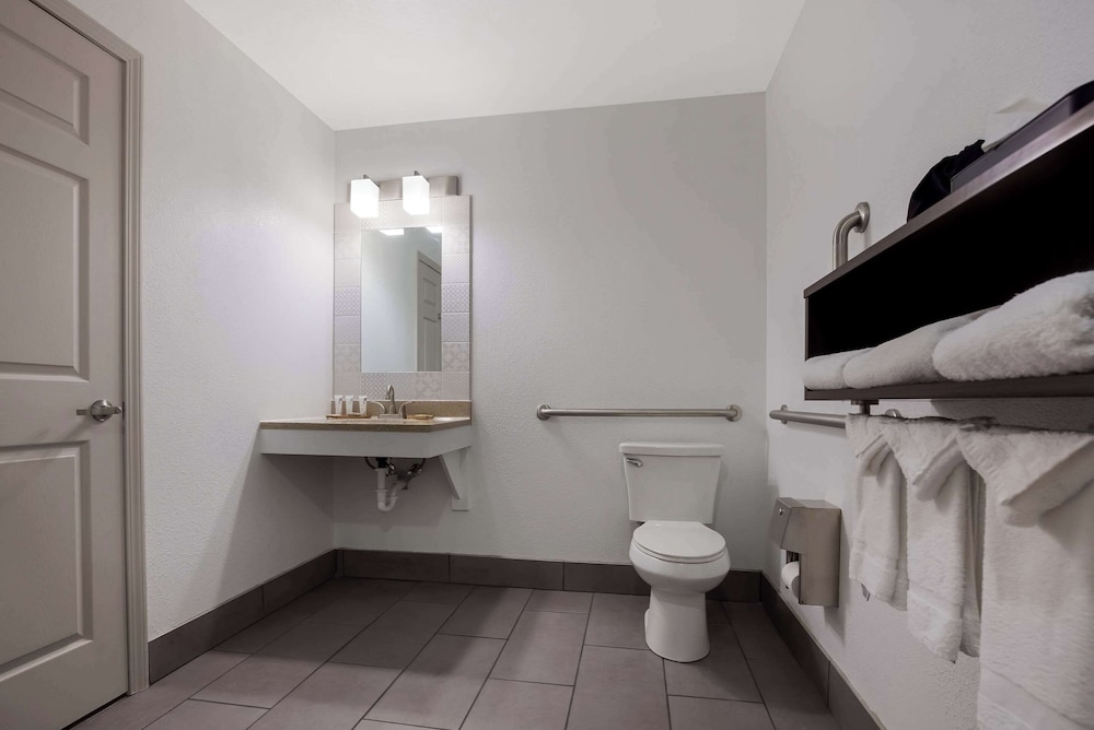 Studio Suite, 1 King Bed, Accessible, Non Smoking - Photo 4