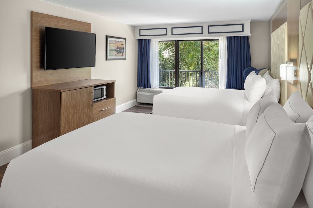 Room, 2 Queen Beds, Accessible, Bathtub