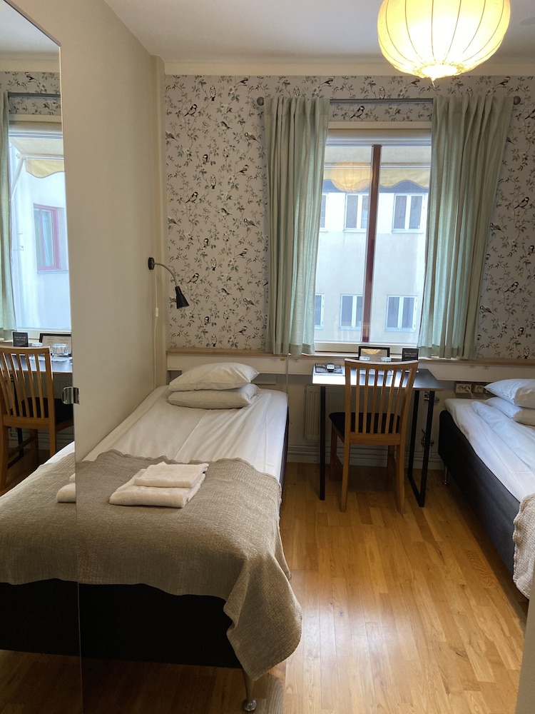 Economy Room, 2 Twin Beds, Non Smoking photo 2