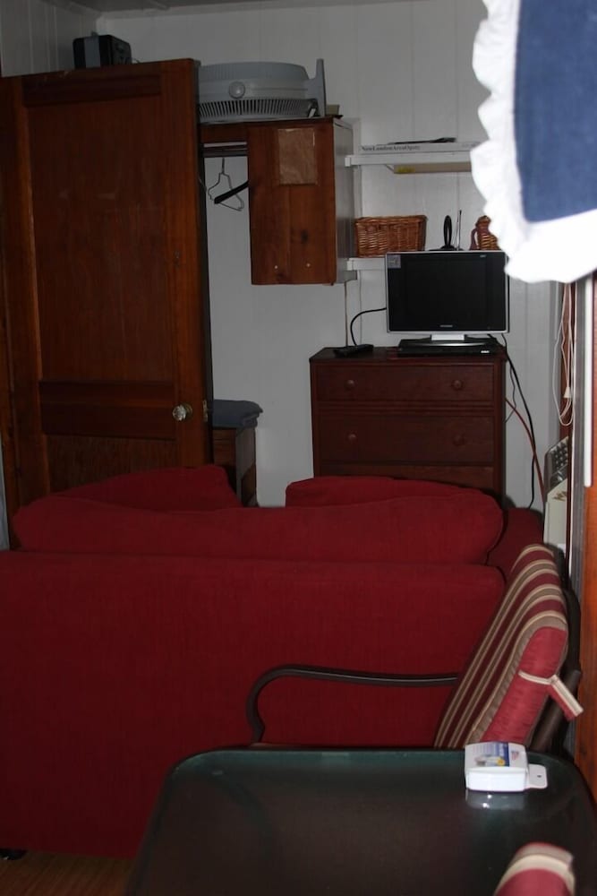 Lakefront Purple Cottage photo 3