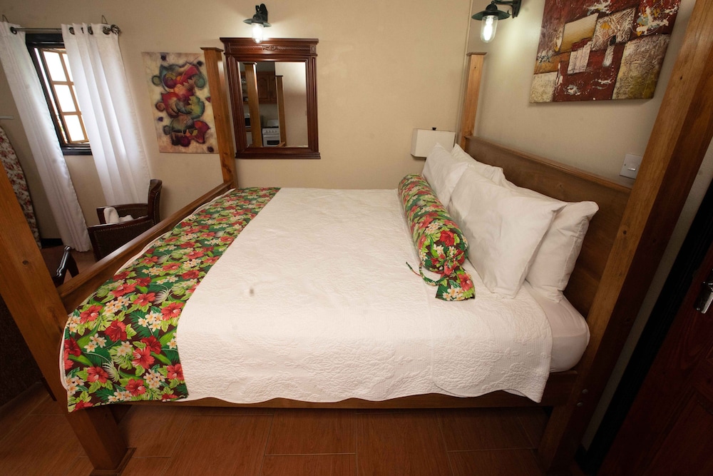 Standard Suite, Garden View (Lucian Home) photo 2