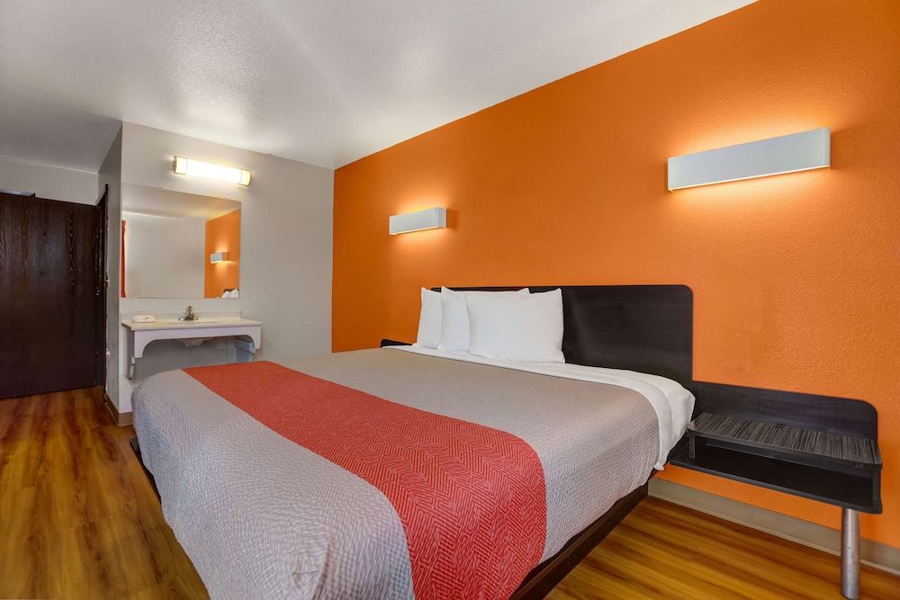Deluxe Room, 1 King Bed, Accessible, Non Smoking photo 3