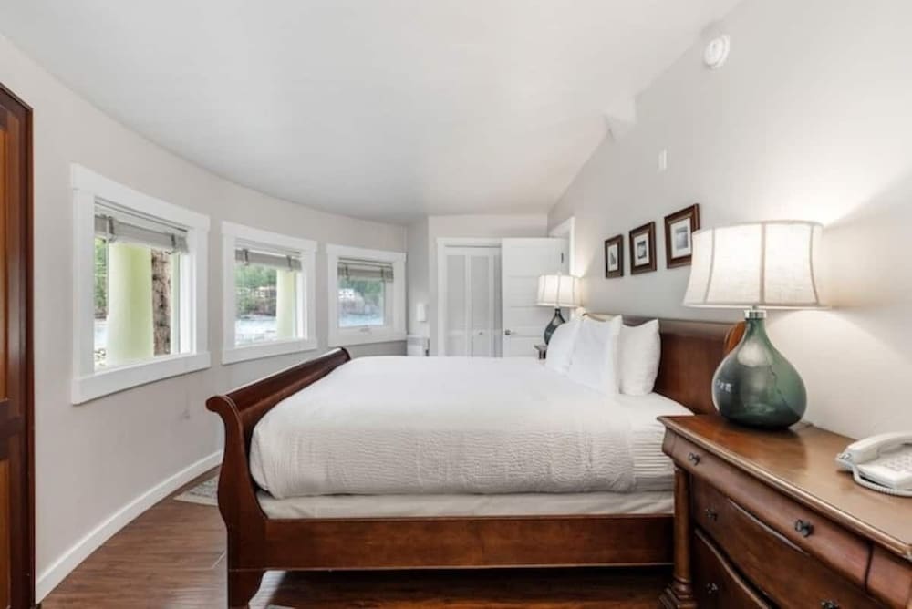 Deluxe Suite, 1 King Bed photo 2