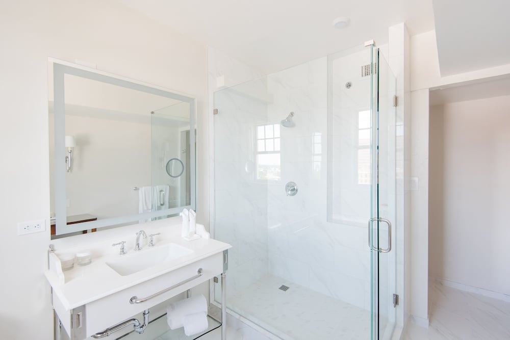 Deluxe Suite - Photo 5