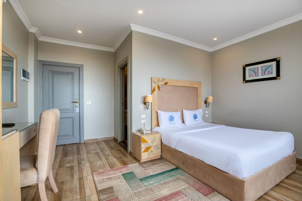 Standard Double Room With Panoramic Pyramids Window View - Photo 2