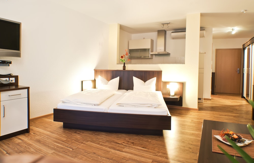 Studio40, 1 King Bed, Balcony, Garden View
