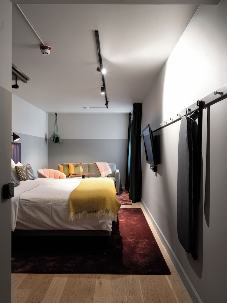 Family Room (2 twin beds, 1 sofa bed) - Photo 9