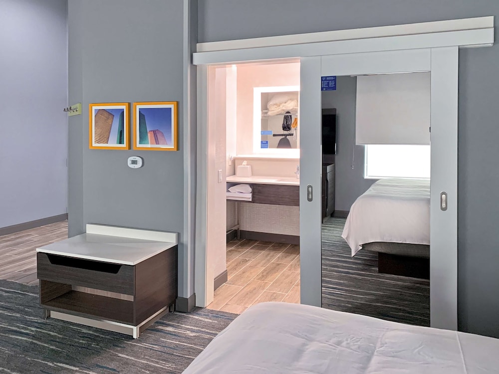 Studio, 1 King Bed, Non Smoking, Refrigerator & Microwave (Wet Bar) - Photo 2