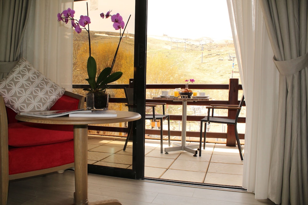 Premium Room, 1 Queen Bed (Slopes View) - Photo 6