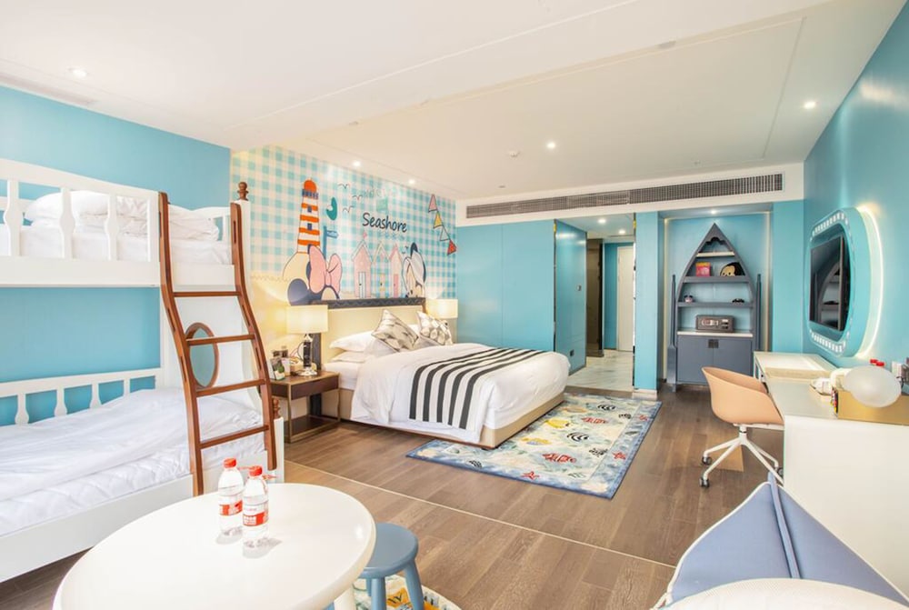 Deluxe Room, Multiple Beds (Family) photo 2