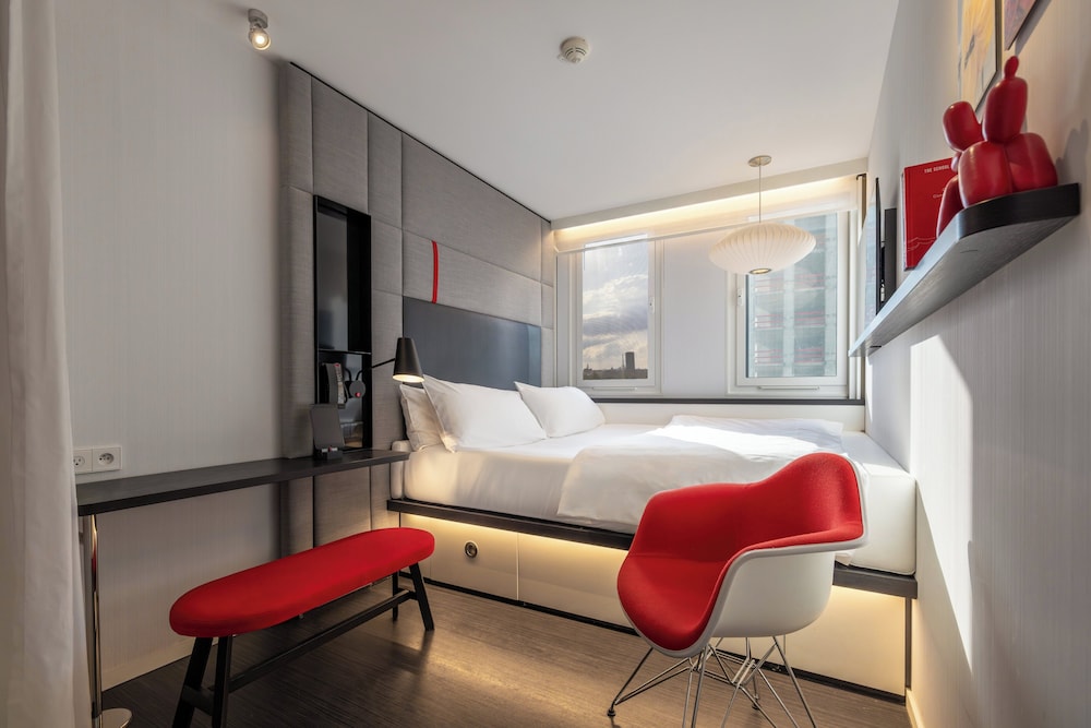 Room, 1 King Bed (Mobility Accessible, Roll-In Shower) photo 3