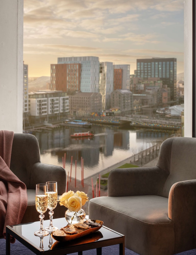Junior Suite, Corner (View)