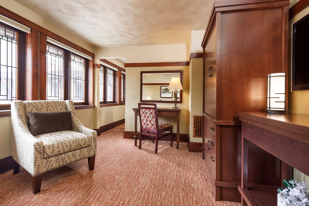 Suite, 1 Queen Bed with Sofa bed photo 2