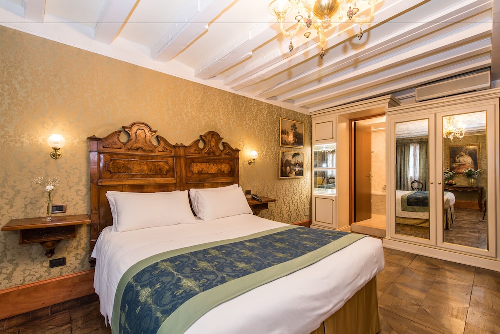Superior Room, Canal View