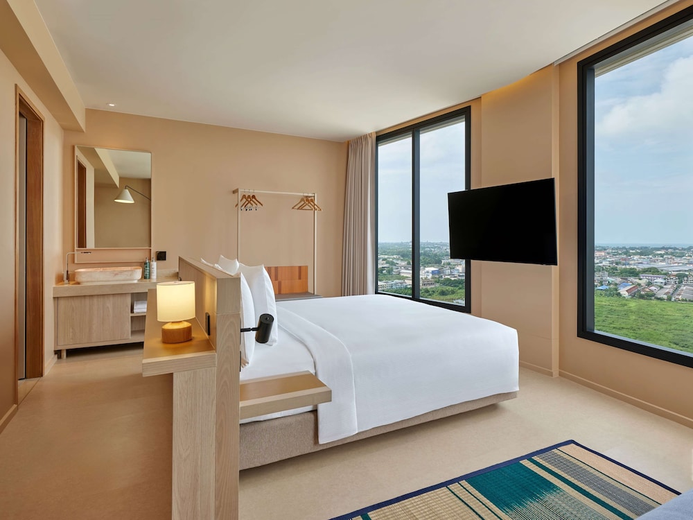 Basic Room, 1 King Bed, Corner - Photo 4