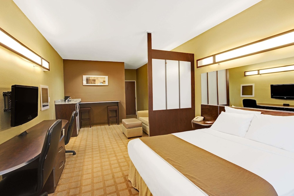 Suite, 1 Queen Bed - Photo 2