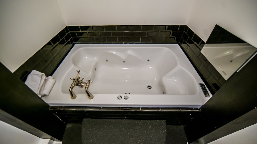 Suite (with Spa Bath) Room Only - Photo 5