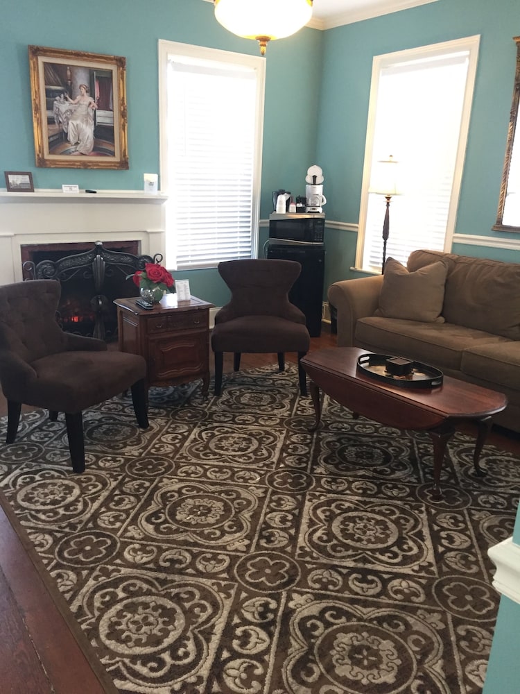 Signature Room, 1 King Bed with Sofa bed, Non Smoking (McGuire Suite) photo 1