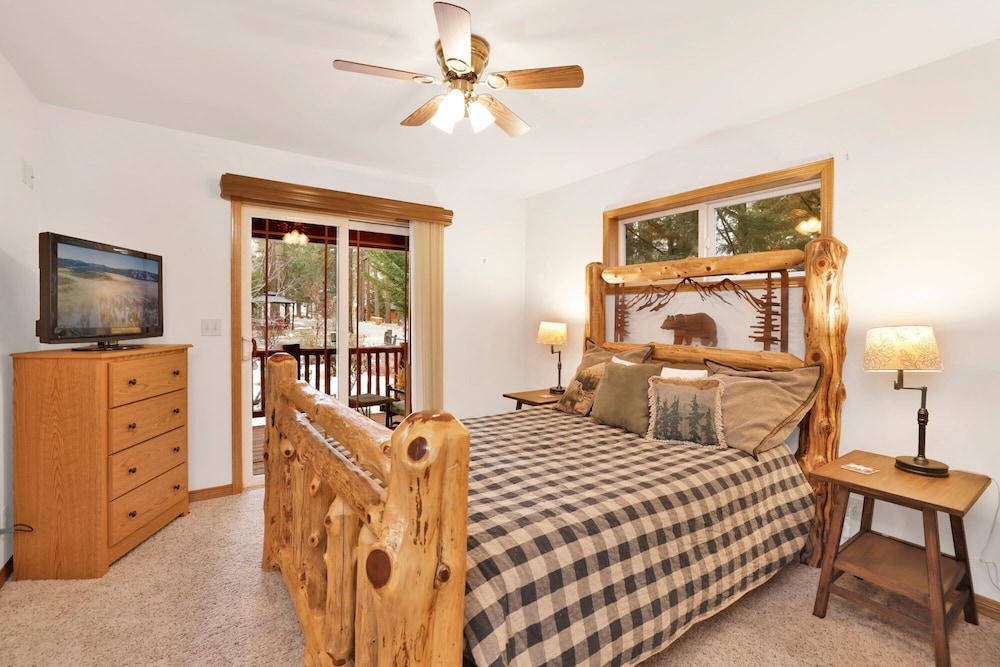 Cabin, Multiple Beds, Hot Tub, Mountain View (2246) photo 2