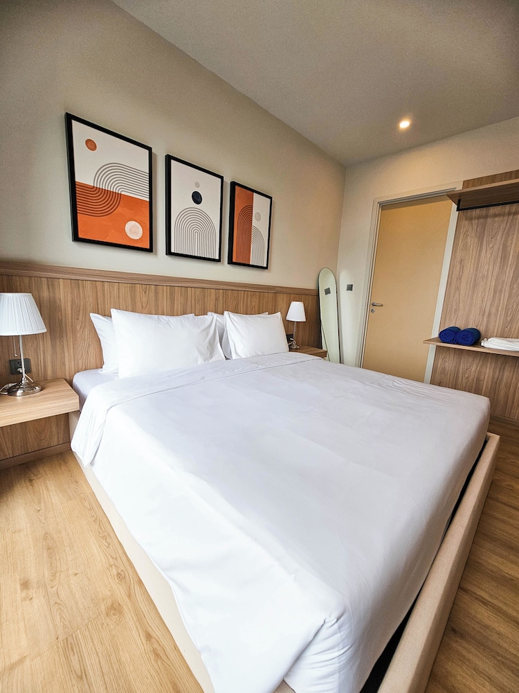 Premium Studio Suite, 1 King Bed, Pool View