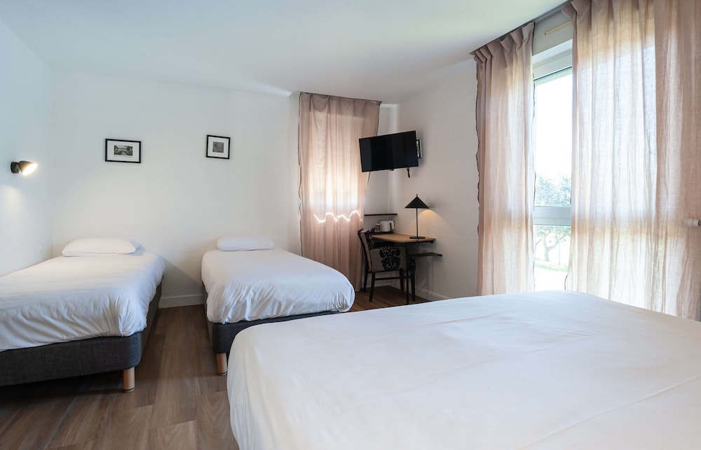 Standard Room, Multiple Beds photo 1
