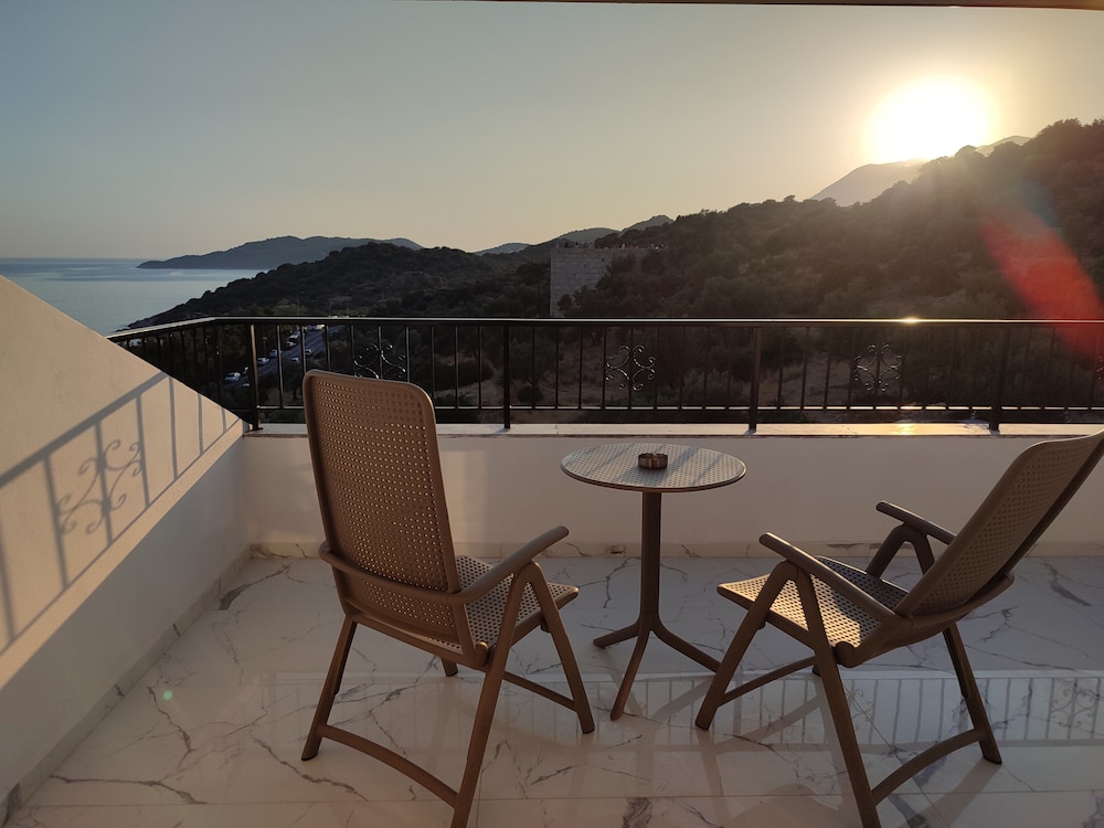 Honeymoon Loft Suite with Sea View & Jacuzzi