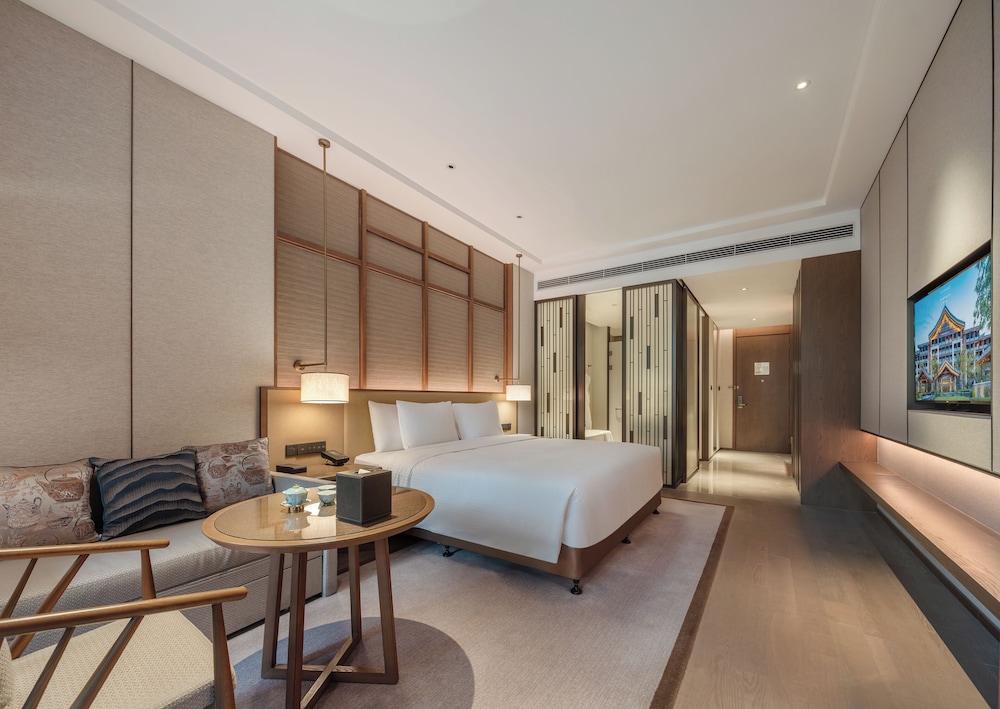 Deluxe Street View King Room