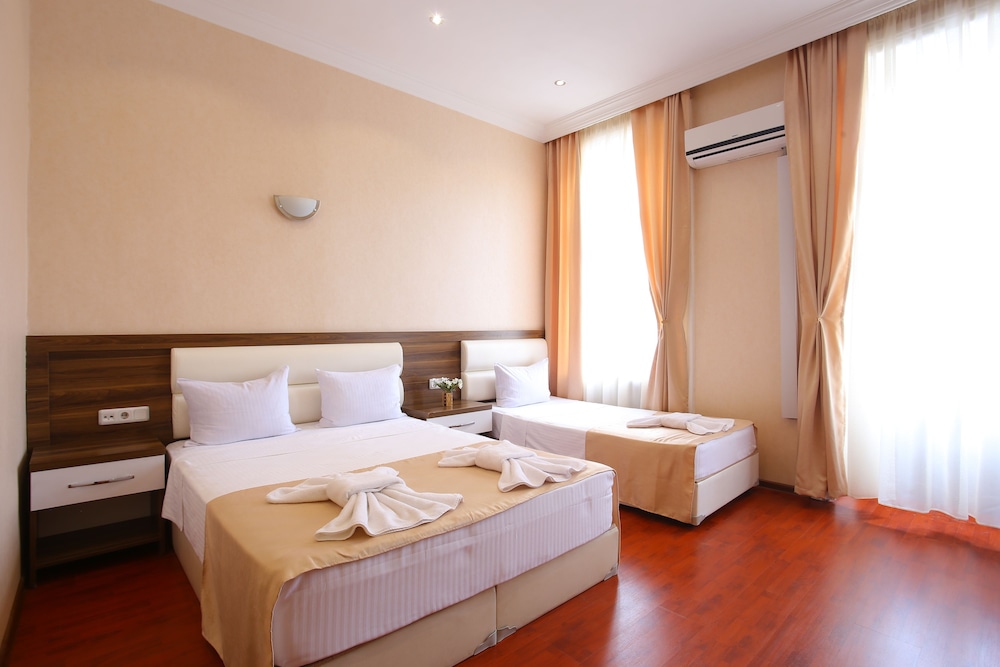 Deluxe Quadruple Room, City View