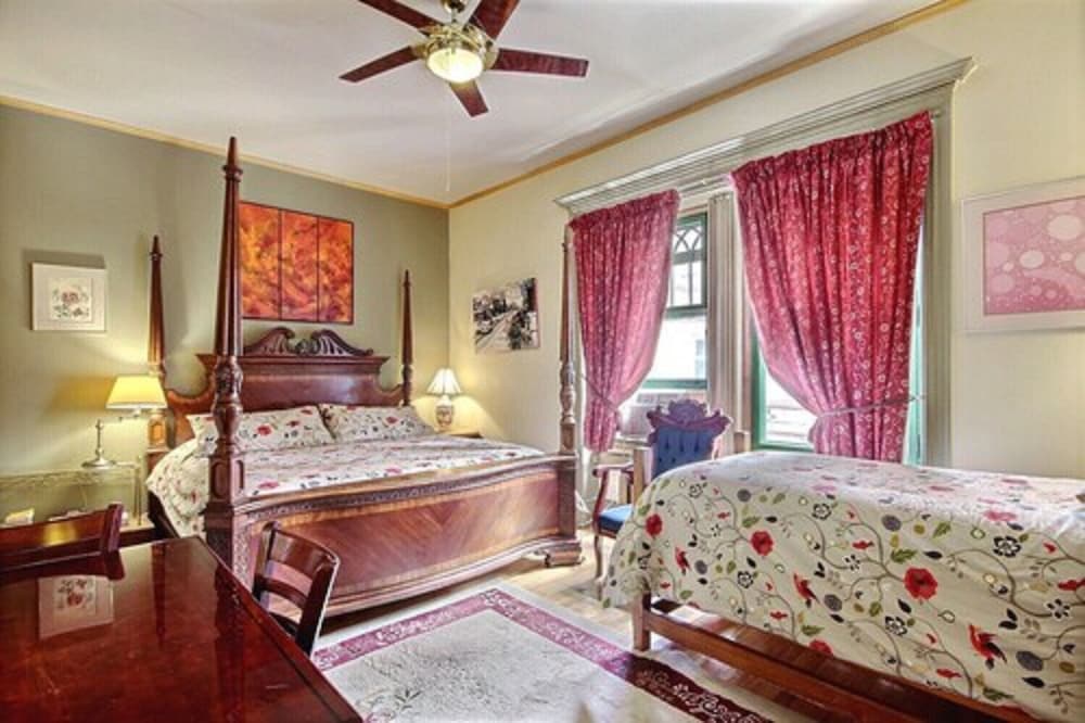 Family Room, Private Bathroom (Field of Feathers) photo 1